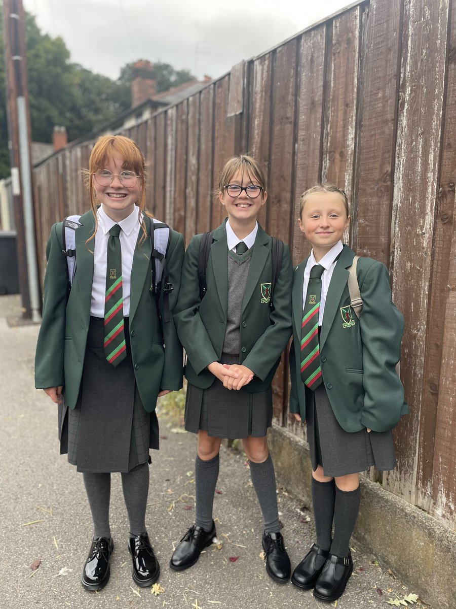 paulaeaves21's tweet image. My gorgeous girl and her friends first day at high school today, very grown all of a sudden and off to start their new journey @SEACHS1961 Good luck to everyone moving up classes or schools. #BacktoSchool2021 #firstdayofhighschool