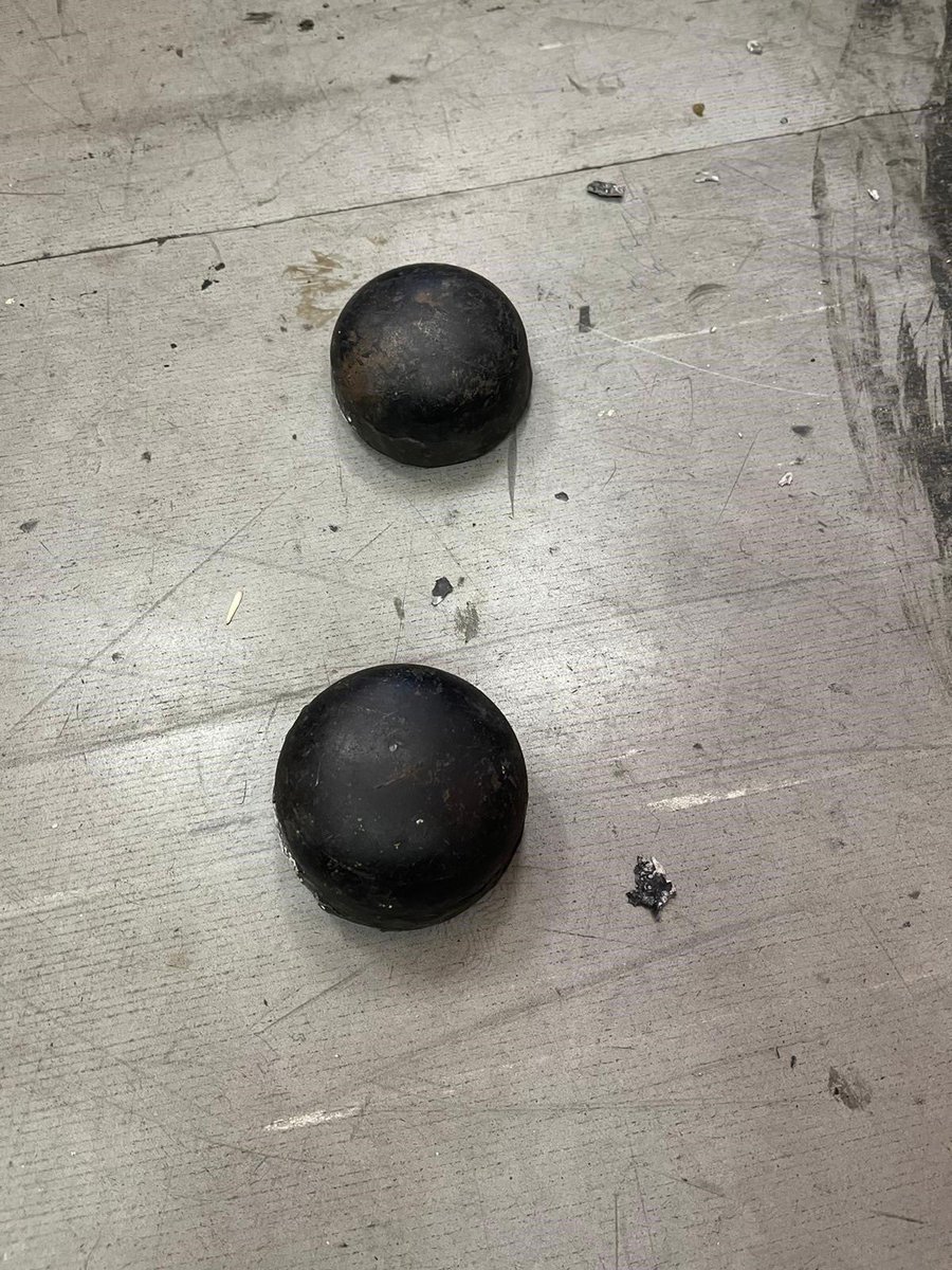 Qatar_Customs's tweet photo. تمكنت إدارة الجمارك البحرية متمثلة في قسم 
جمرك الرويس من إحباط عملية تهريب مادة 
الحشيش المخدرة، والتي كانت مخبأة بطريقة سرية
 داخل قطع حديدية في اسفل الشاحنة بجوار 
العجلات، وقد بلغ الوزن الإجمالي للمادة المضبوطة 
1 كيلو جرام .
#جمارك_قطر https://t.co/MMW5Ku01Xq