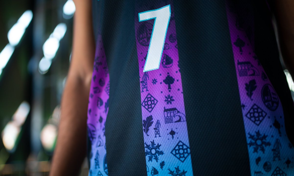 GIGANTESbasket's tweet photo. ¿Quién quiere esta camiseta de @hummelspain  y @bilbaobasket?

1. RT y Me GUSTA al TWEET
2. Dinos de qué equipo @ACBCOM eres y motivo para regalarte esta camiseta

Disponible preventa aquí https://t.co/QefedhIhwT https://t.co/WQd7KhZyFI