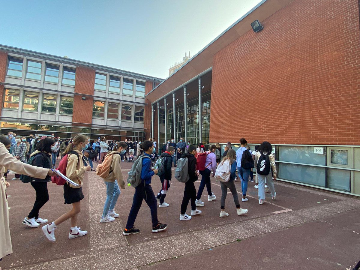 olivierjarde's tweet photo. Avec @MargauxDeletre nous avons assisté à la rentrée des classes du #collègeamirallejeune . @Somme_fr investit pour l'éducation et la réussite scolaire : chéquier de 80€, ENT, restauration scolaire,  travaux.... https://t.co/60lTX4uhCw