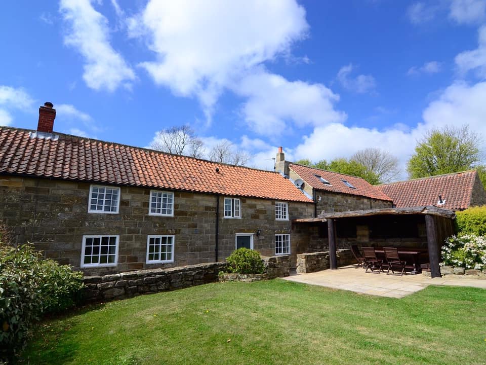 TheHolidayCots's tweet photo. Nestled in the beautiful surroundings of the North York Moors, Aislaby Cottages are also close to beautiful beaches. You can enjoy the best of both worlds here!
🛏️ Sleeps 1-7
https://t.co/OsmB9nsYKA
#Holiday #Coast #Countryside #NorthYorkMoors #Aislaby #Whitby #NorthYorkshire https://t.co/kQnRUxajzJ