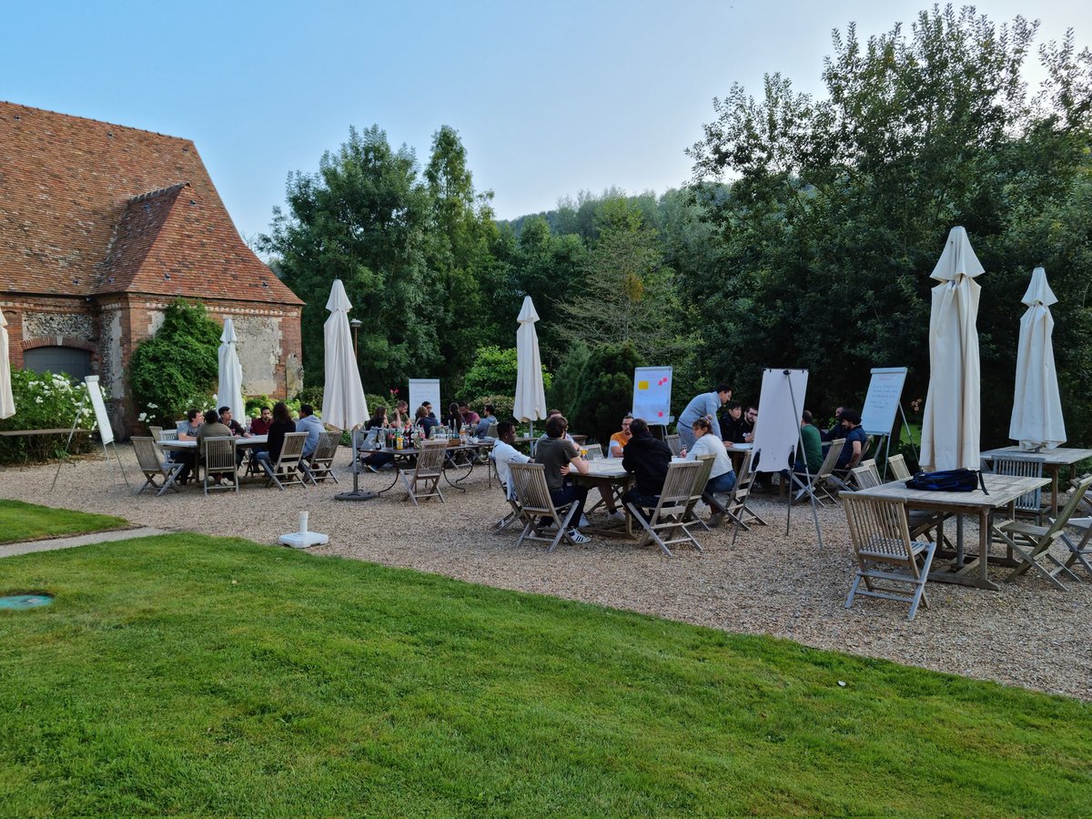 LeLion_Vert's tweet photo. Hier soir, nous avons fait le World Café en plein air pour profiter du beau temps en Normandie et préparer les deux jours d'échanges en format open space #lelaboratoire https://t.co/rKZsSxn5Mm