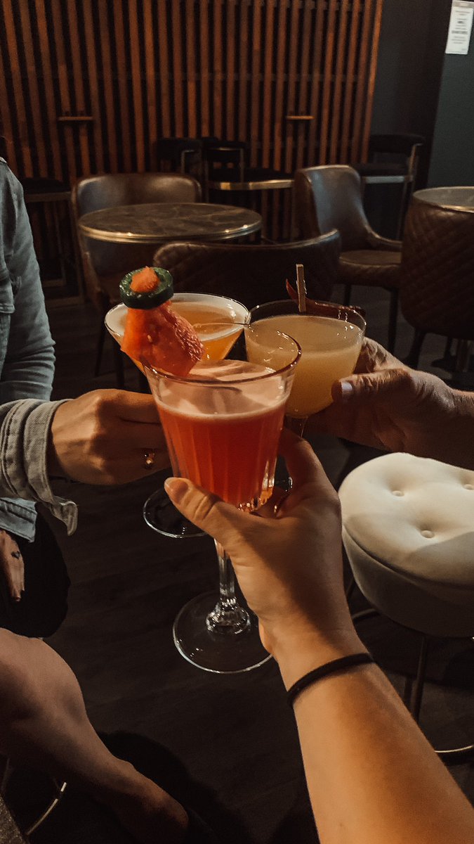 mmiller_plastic's tweet photo. #SETACAU2021 Happy Hour!! 
Celebrating the end of a fantastic conference week with the lab! 

Thinking of all those unable to venture out to grab a drink. Hope you can celebrate freedom soon!

Cheers from Townsville!
@Amanda_Manta, @taymot, @VildeKloster, @MikaelaNordborg https://t.co/4KhpyeKjhV