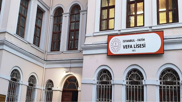komiteler's tweet photo. #VEFALİSESİ'NDE YURT MAĞDURİYETİ

Liselerin  açılmasına üç gün kala yurtta kalacak öğrencilere ve velilerine Vefa Lisesi  yurdunun tadilat gerekçesiyle açılmayacağı söylendi.

Onlarca öğrenci ve veliyi mağdur eden bu son dakika alınmış karar kabul edilemez!
#vefalisesiyurtsuz https://t.co/7fcOgCeBxh