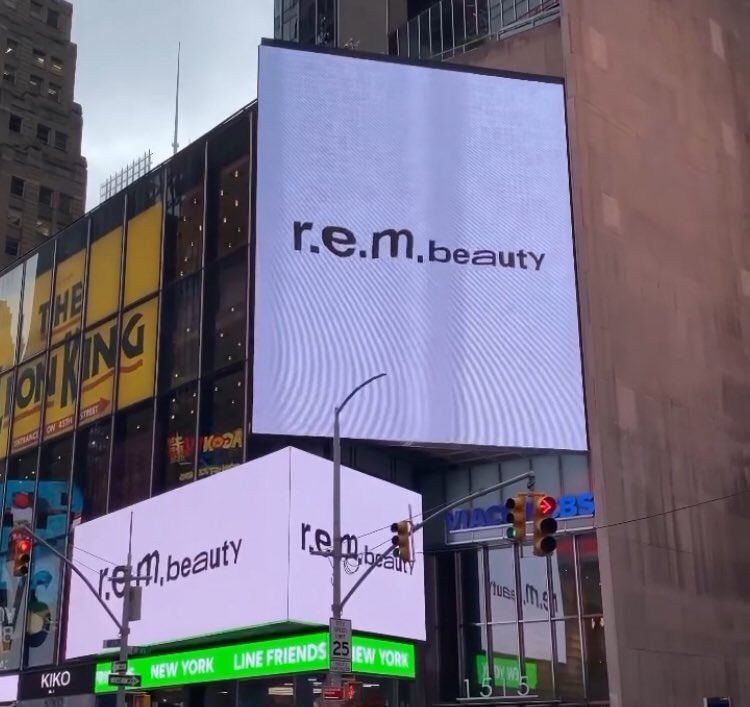 AriswtfrUpdates's tweet photo. when you’re a cosmetic brand not even officially on the market made by ariana grande https://t.co/1khZUwvlOl