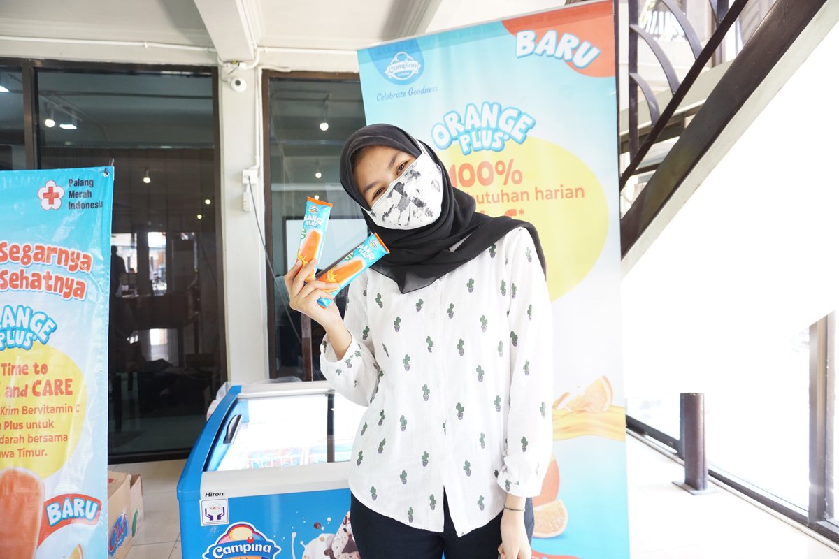 campinaicecream's tweet photo. Campina Lovers, untuk ketiga kalinya, Campina memberikan immune booster, es stik rasa jeruk dengan kandungan 90mg vitamin C, Orange Plus, dalam acara donor darah di Kota Surabaya, Jawa Timur.

#orangeplus #CSRCampina #donordarahjatim #donordarahsurabaya https://t.co/Xv7a4HvxdE