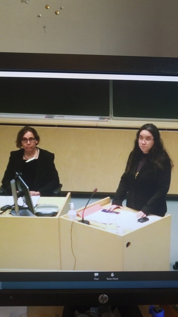 Proud to be able to watch my sister's PhD defence.
<a href="/Laraa_Dutra/">Lara Dutra</a> is talking about single cell approaches on microbes!