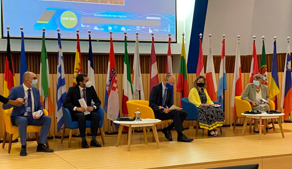 🔴 La presidenta de Adif, María Luisa Domínguez, participa en Lisboa en la mesa redonda ‘Casos de éxito: donde la #AltaVelocidad cambió la movilidad’, dentro de la conferencia ‘High-Speed Rail and City-to-city connections’ de <a href="/Transport_EU/">EU Transport</a>. #ConnectingEurope #EUYearofRail 👇
