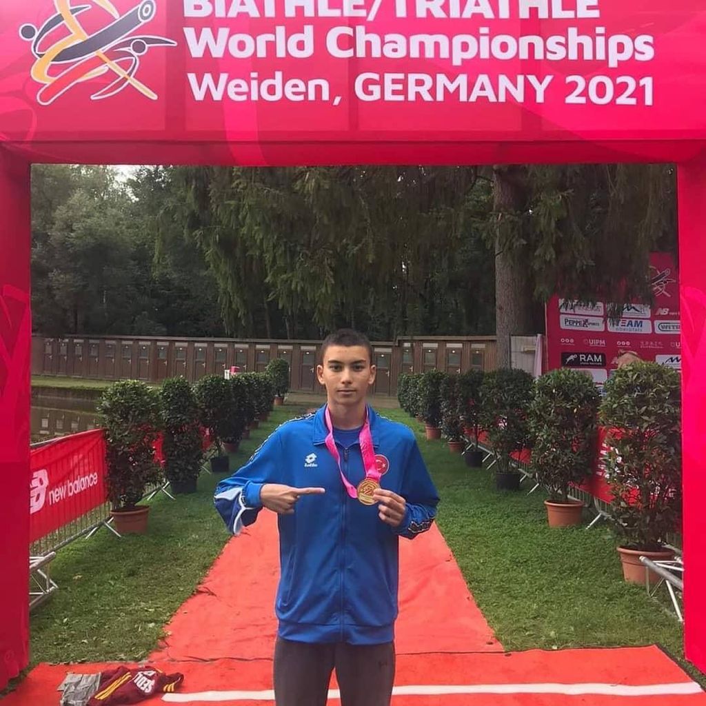 #SporKentiKocaeli 'Almanya’da yapılan Biathe/Triathle Dünya Şampiyonasında 🇹🇷 Kocaeli'den milli sporcularımız Ahmet Ege Önder partneri Aydan Demiröz şampiyon olarak 2 🥇🥇kazandı. Ayrıca U17 Triathle Milli sporcumuz Başak Yaprak Doğan 🥈Gümüş madalya kazandı. Tebrik ederiz.👏👏👏