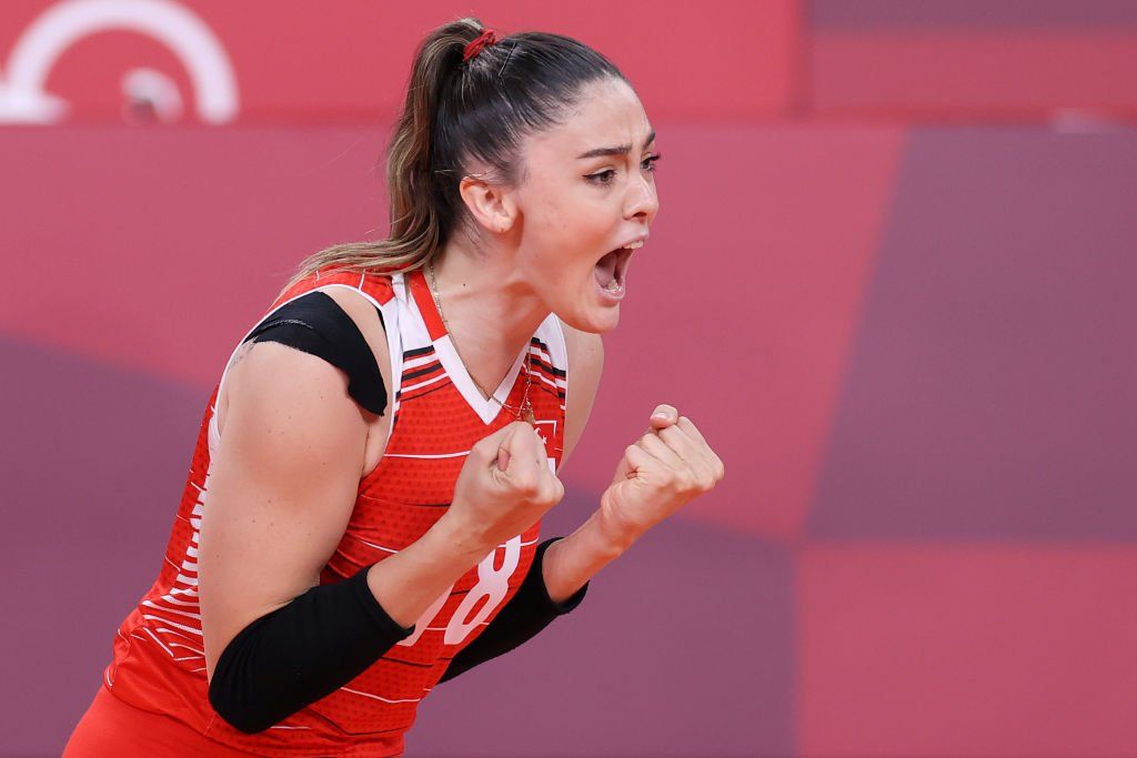 VakifBankSK's tweet photo. Avrupa Voleybol Şampiyonası çeyrek finalinin en iyi oyuncusu için hep birlikte @guneszehraa diyelim mi ? 

Oylamanın bitmesine dakikalar kaldı!👉🏻https://t.co/iSt8US9aar

#ForMore #VakifBankSK #VoleyBol #VolleyBall   #EuroVolleyW https://t.co/I4ZN7tMih2