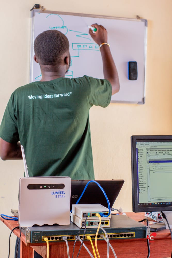 Celui qui cesse d'apprendre ne grandit pas... Chez EIoT l'apprentissage est maître.