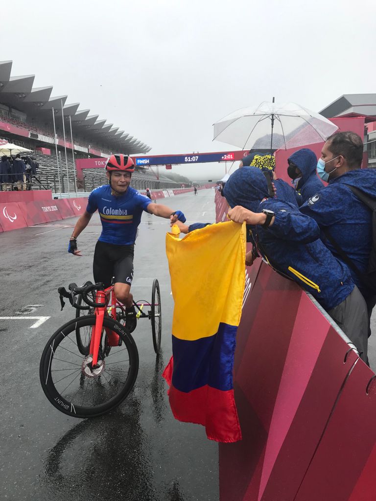 etapacol's tweet photo. #ATENCIÓN 🇨🇴 

Juan Betancourt se quedó con la medalla de bronce en la prueba de la ruta con un tiempo de 52:41 y consiguió su primera medalla en los #Paralympics

¡Bandera arriba! 👀🥰 https://t.co/xjW9kOpil5