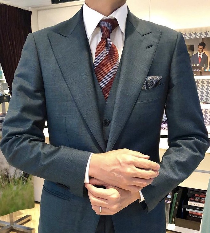 dormeuiljapon's tweet photo. MY DORMEUIL COORDINATION: ECHO
よーくみてみると、実はチェックなのです。

#オーダースーツ #ドーメル青山 #dormeuilaoyama
#シアサッカーシャツ #ootd #vゾーン
#メンズファッション #madetomeasure
#madeinengland #21ss #naturals #青山一丁目　#MrMatsuda https://t.co/0XgYJVxko9