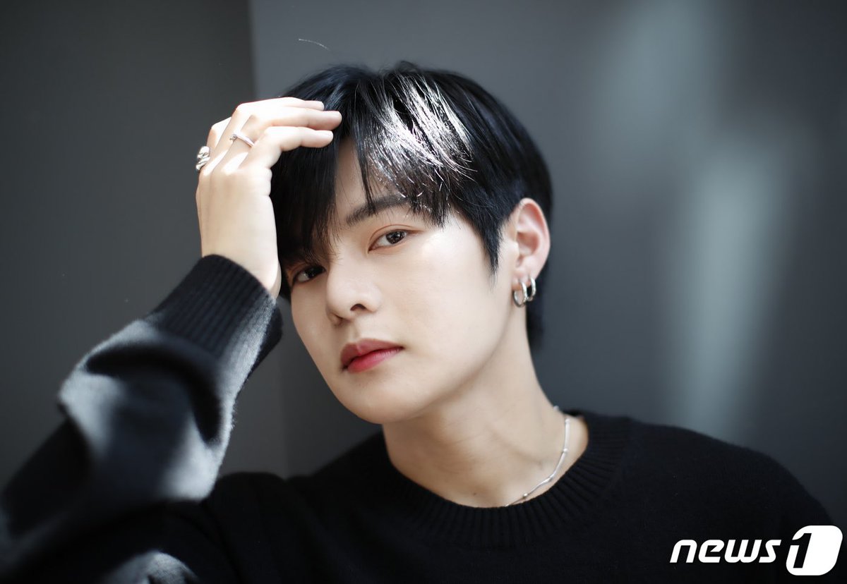hwiarchivee's tweet photo. face card never declines 
#싸이퍼 #휘 #Ciipher #HWI #Ciipher_BLIND https://t.co/ackJqHxWoX