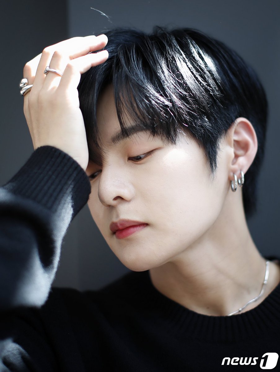 hwiarchivee's tweet photo. face card never declines 
#싸이퍼 #휘 #Ciipher #HWI #Ciipher_BLIND https://t.co/ackJqHxWoX