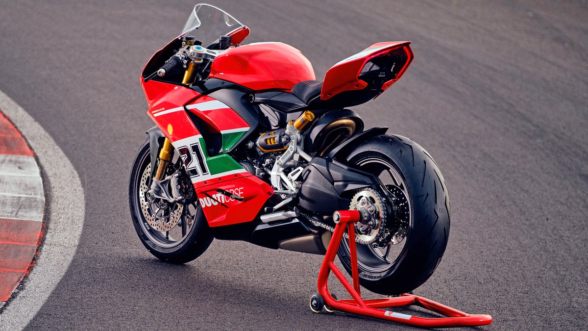 DucatiMotor's tweet photo. The #PanigaleV2Bayliss 1st Championship 20th Anniversary is more than the essence of red, it is the embodiment of Ducati passion, the celebration of racing emotion, an extension of our hero that shows us all that we can be heroes too. 💪 https://t.co/x1qjNBAICY https://t.co/Ab1gvD6d6l
