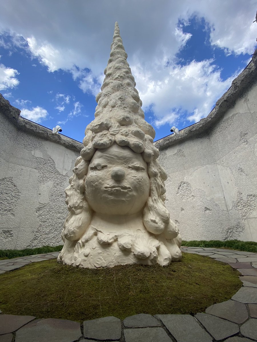 今日の「Miss Forest / 森の子」は青空の下、たたずんでいました。 右