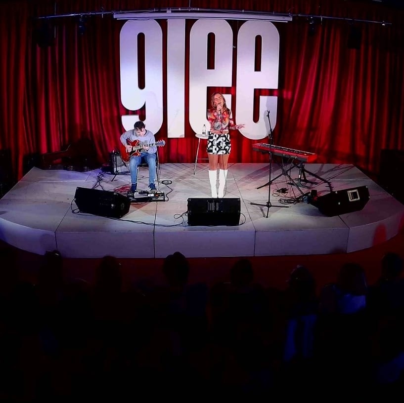 GleeClubCardiff's tweet photo. Who joined us for the fabulous @willyoung show last night? Support came from the brilliant @liveastmusic 👏

#TheGleeclub #Cardiff #WillYoung #LivEast #CardiffGigs #LiveMusic https://t.co/Uk1iLxPUON