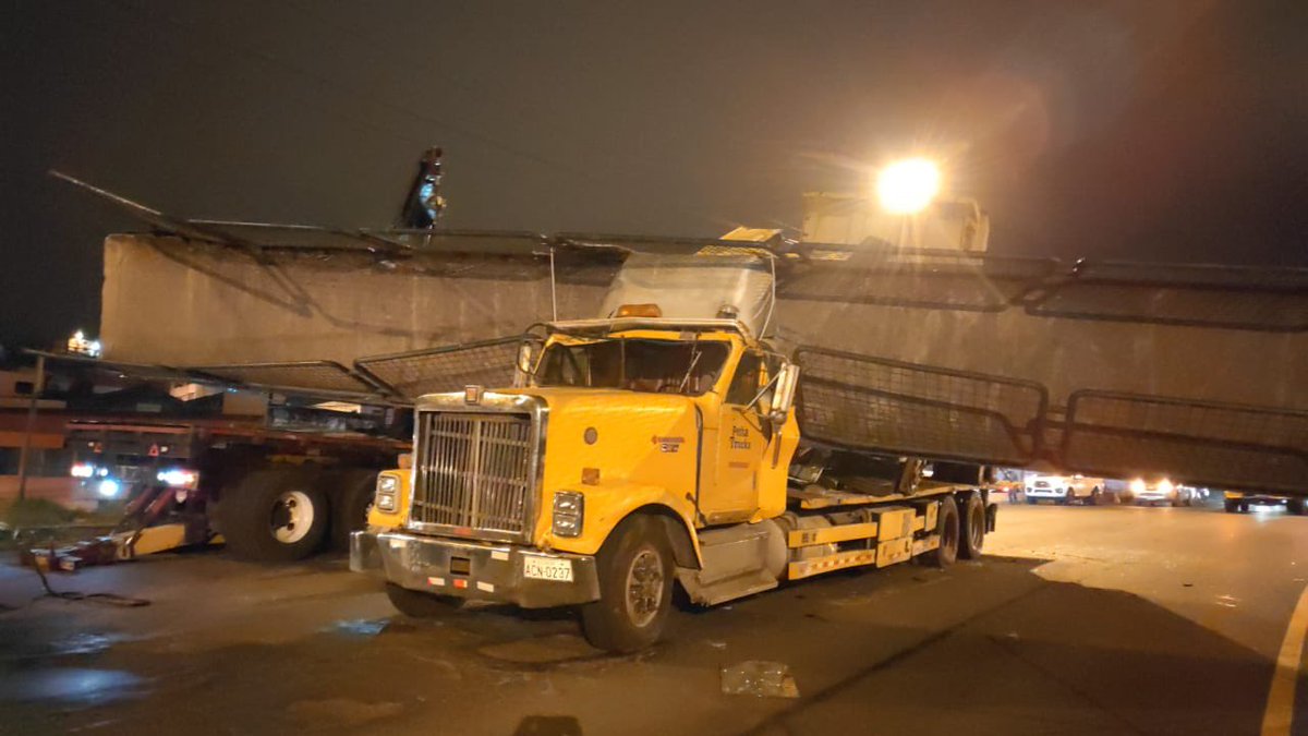 ObrasQuito's tweet photo. 🛑 URGENTE-TOMA PRECAUCIONES🔴
Cierre vial en sentido sur-norte sobre la av. Simón Bolívar sector Loma de Puengasí por el impacto de un tráiler contra el puente peatonal. Epmmop retira la estructura y @AMT_Quito gestiona el tránsito y rutas alternas.
#QuitoConObras https://t.co/C0XYgPXZKJ