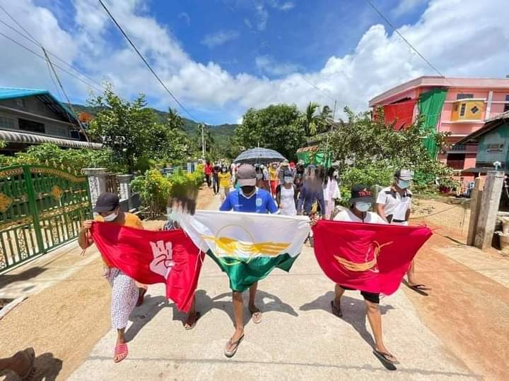 b3rry_y's tweet photo. Students and residents in Auk Yayphyu, Longlone marched to protest against the military dictatorship.

LEGITIMATE NUG
#WhatsHappeningInMyanmar
#Sep2Coup https://t.co/acGG8mWy8C