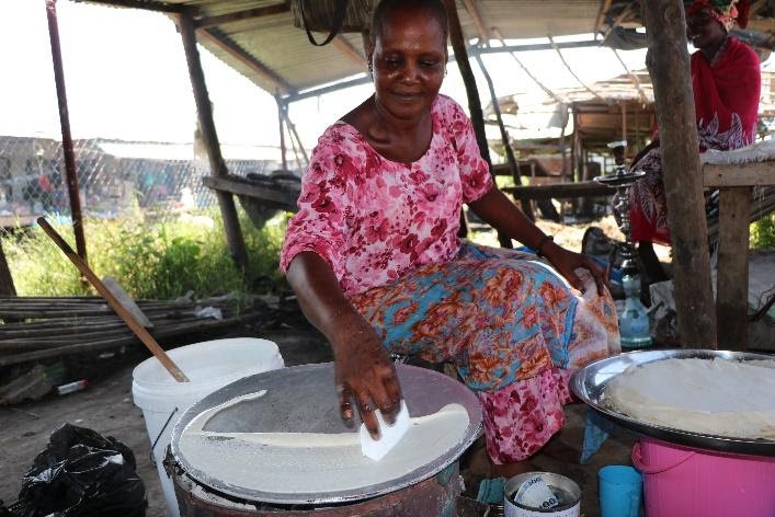 WFP_SouthSudan's tweet photo. #Lunchtime: Kisra (thin fermented bread) is made out sorghum or wheat flour 

Kisra goes well with Molokhia leaves cooked in a meat-based soup and lamb stew with carrots and potatoes

Kisra is popular in 🇸🇸and 🇸🇩

#SSOT #Foodie #Food #Thursday https://t.co/ZYVx44KyJl