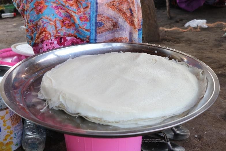 WFP_SouthSudan's tweet photo. #Lunchtime: Kisra (thin fermented bread) is made out sorghum or wheat flour 

Kisra goes well with Molokhia leaves cooked in a meat-based soup and lamb stew with carrots and potatoes

Kisra is popular in 🇸🇸and 🇸🇩

#SSOT #Foodie #Food #Thursday https://t.co/ZYVx44KyJl