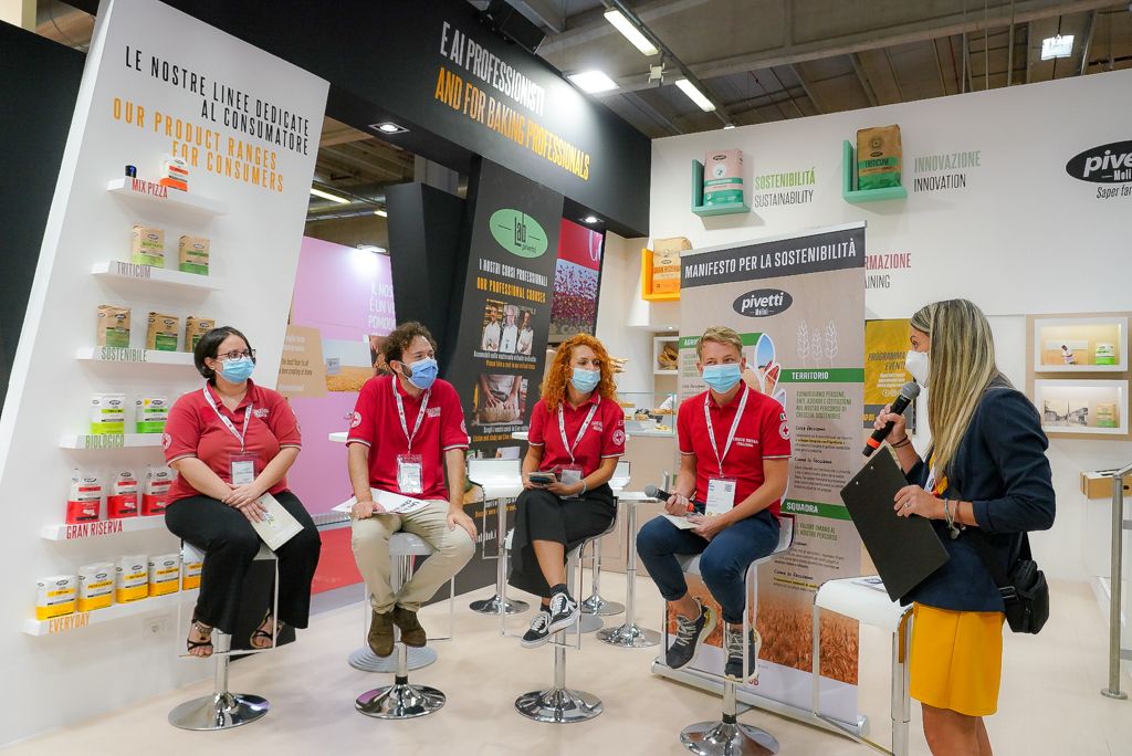 crocerossa's tweet photo. 📍 Il mondo del #food incontra quello del #sociale. Oggi siamo al @CibusParma con @molinipivetti per parlare di LISA, il nostro progetto di inclusione sociale che punta a supportare le persone vulnerabili nella ricerca di un lavoro.
#StaiConLISA 👉 https://t.co/2VoFmVsuJg https://t.co/mIr3gGi5wZ