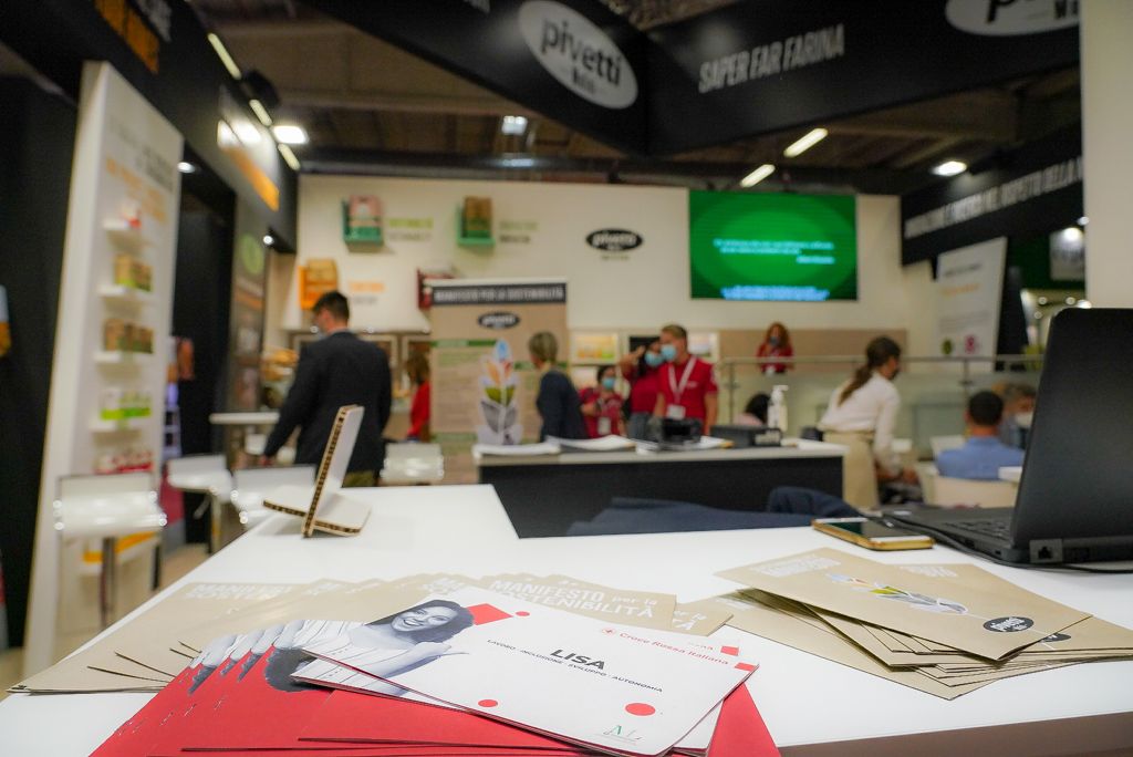 crocerossa's tweet photo. 📍 Il mondo del #food incontra quello del #sociale. Oggi siamo al @CibusParma con @molinipivetti per parlare di LISA, il nostro progetto di inclusione sociale che punta a supportare le persone vulnerabili nella ricerca di un lavoro.
#StaiConLISA 👉 https://t.co/2VoFmVsuJg https://t.co/mIr3gGi5wZ