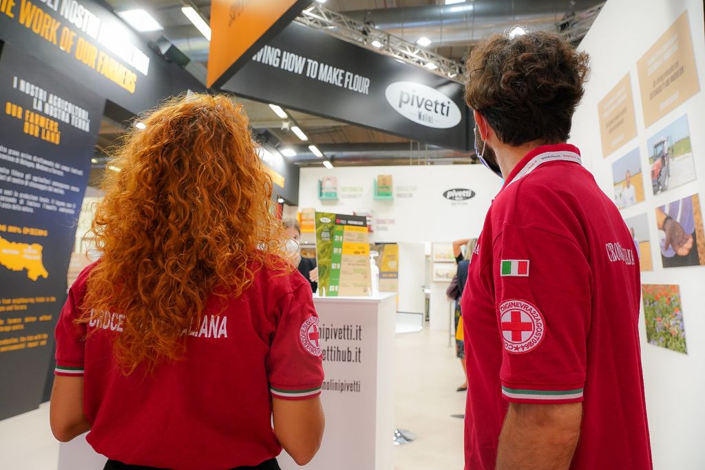 crocerossa's tweet photo. 📍 Il mondo del #food incontra quello del #sociale. Oggi siamo al @CibusParma con @molinipivetti per parlare di LISA, il nostro progetto di inclusione sociale che punta a supportare le persone vulnerabili nella ricerca di un lavoro.
#StaiConLISA 👉 https://t.co/2VoFmVsuJg https://t.co/mIr3gGi5wZ