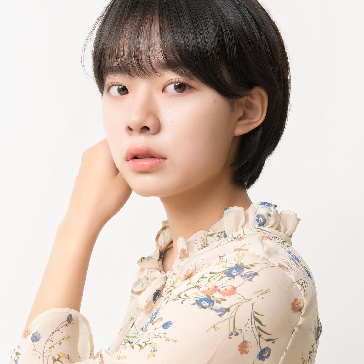 #이재인 #LeeJaeIn 씨네21 인터뷰 중 롤모델 언급♡̷̷̷

“정해진 롤모델은 없지만, 좋아하는 배우는 전지현 배우. <엽기적인 그녀>나 <내 여자친구를 소개합니다> 같은 옛날에 나온 영화도 다 재밌게 봤다. 나중에 작품에서 만나면 떨려서 말도 못할 것 같다.”