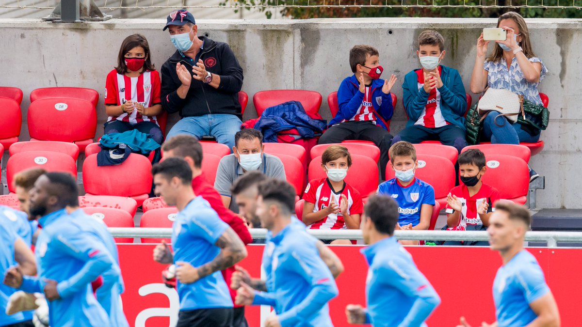 AthleticClub's tweet photo. 🔛 Sesión matinal en Lezama

🤗 Los leones han recibido el calor de los athleticzales 🔴⚪

#AthleticClub 🦁 https://t.co/uz6Pybld39