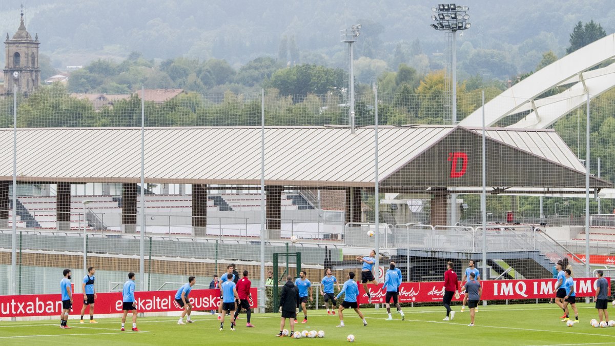 AthleticClub's tweet photo. 🔛 Sesión matinal en Lezama

🤗 Los leones han recibido el calor de los athleticzales 🔴⚪

#AthleticClub 🦁 https://t.co/uz6Pybld39