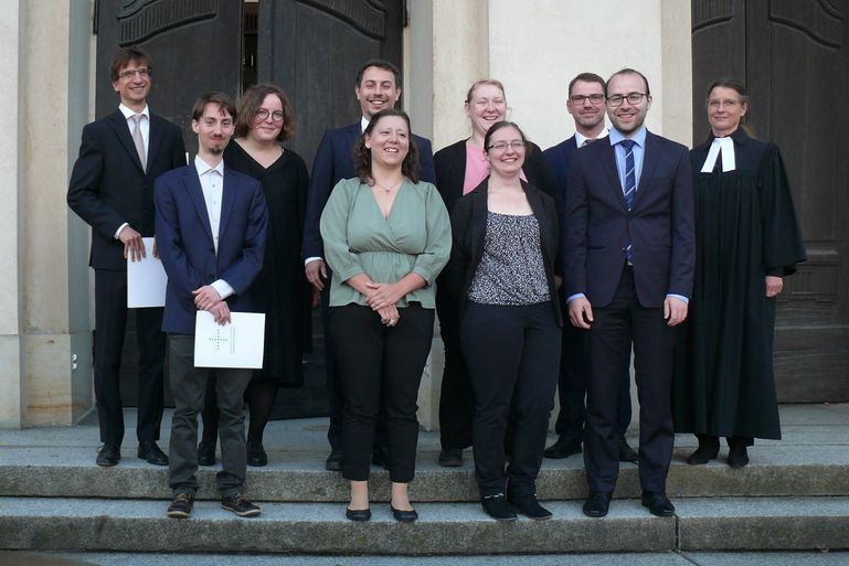 evlks's tweet photo. Neun junge Theologinnen und Theologen starten in ihr #Vikariat in der @evlks. Sie werden in den nächsten zweieinhalb Jahren in Kirchgemeinden erste Erfahrungen in Vorbereitung auf ihren #Pfarrdienst sammeln. Wir wünschen ihnen Gottes #Segen für diese Zeit! https://t.co/JBHaISEZPU https://t.co/fnRrQhx1dr