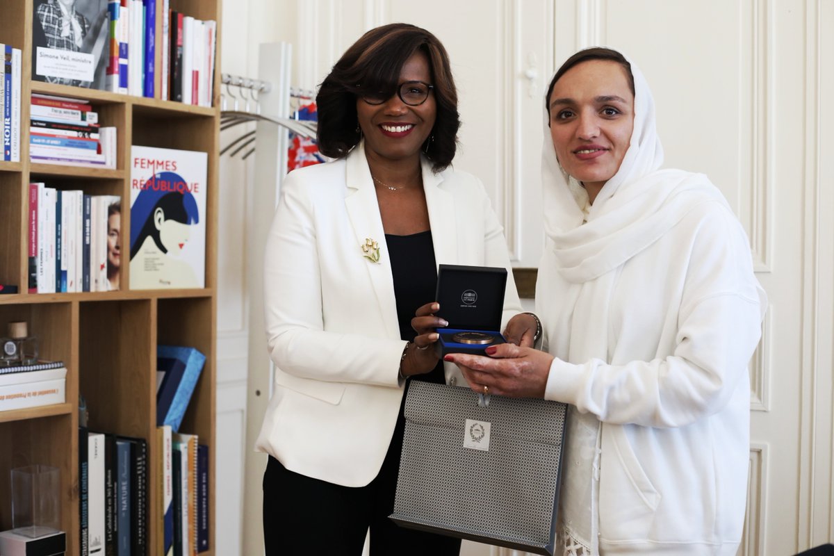 #Afghanistan | Ce matin, j'ai eu l'honneur de rencontrer <a href="/Zarifa_Ghafari/">Zarifa Ghafari 🇦🇫</a>.

Maire de Maidan Shar à 26 ans, militante pour les droits humains et l'égalité femmes-hommes, son courage et ses luttes forcent l'admiration.

Le combat pour les droits des femmes n'a pas de frontières.