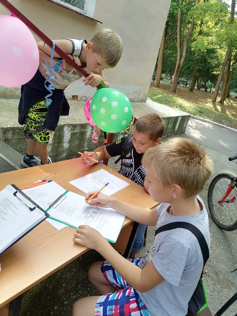 libraryrussia's tweet photo. В День города библиотекари ЩГЦБ организовали литературную площадку на открытом воздухе "Любимый город". Взрослые и дети разгадывали кроссворды, отвечали на вопросы викторины, писали пожелания, а так же знакомились с литературой о своём родном крае ❤❤❤
#библиотека #щекино https://t.co/cr8BLz3oU7