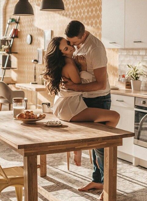 Парень на кухне. Женщина на кухне. Жарит любимую. Жарит любимую. Жарит любимую.