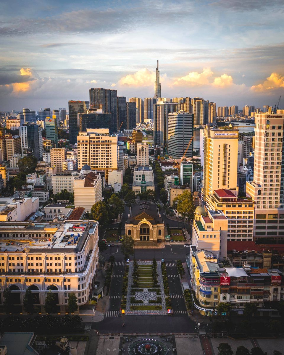 tomosaigon's tweet photo. Eerie beauty of Saigon's Opera House. I bet in its over 100 years it's never seen the surrounding streets this empty.

https://t.co/AKqgqGDvyQ https://t.co/SO7SVdJsf4