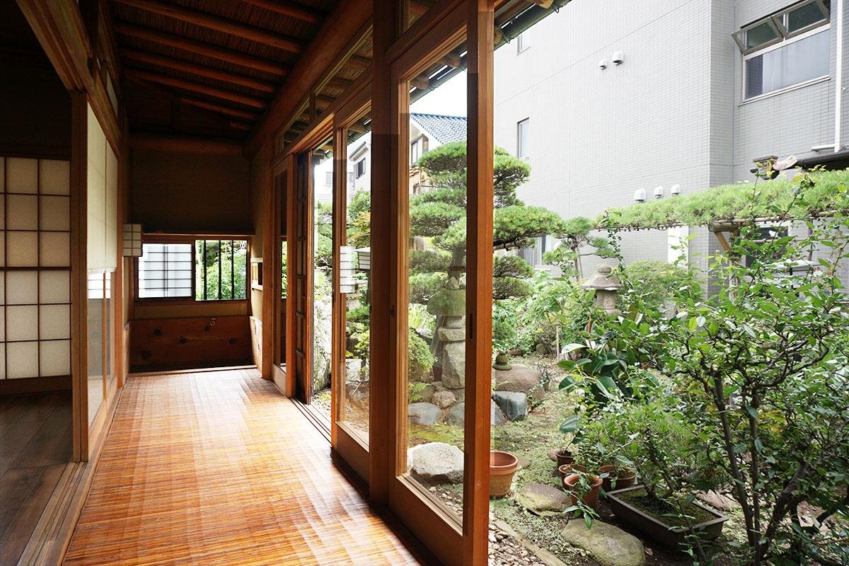 好き嫌い分かれるだろうけど、こういう物件が大好物...!マンションの奥に進むと現れる、秘密基地のような立地の平屋。
オーナーのおじいさんによる、定期的なお庭の剪定付き😂無垢床や竹天井など素材も素晴らしい!板橋区赤塚、家賃12万円https://t.co/MTbTFdIiVQ 