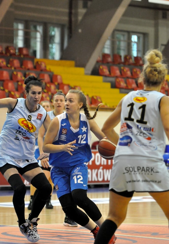 Klaudia Wnorowska to kolejny nabytek przed rozpoczęciem sezonu 2021/2022. 18-letnia silna skrzydłowa ostatnio broniła barw Wisły Kraków. Witamy w Sosnowcu!🤝⛹👍