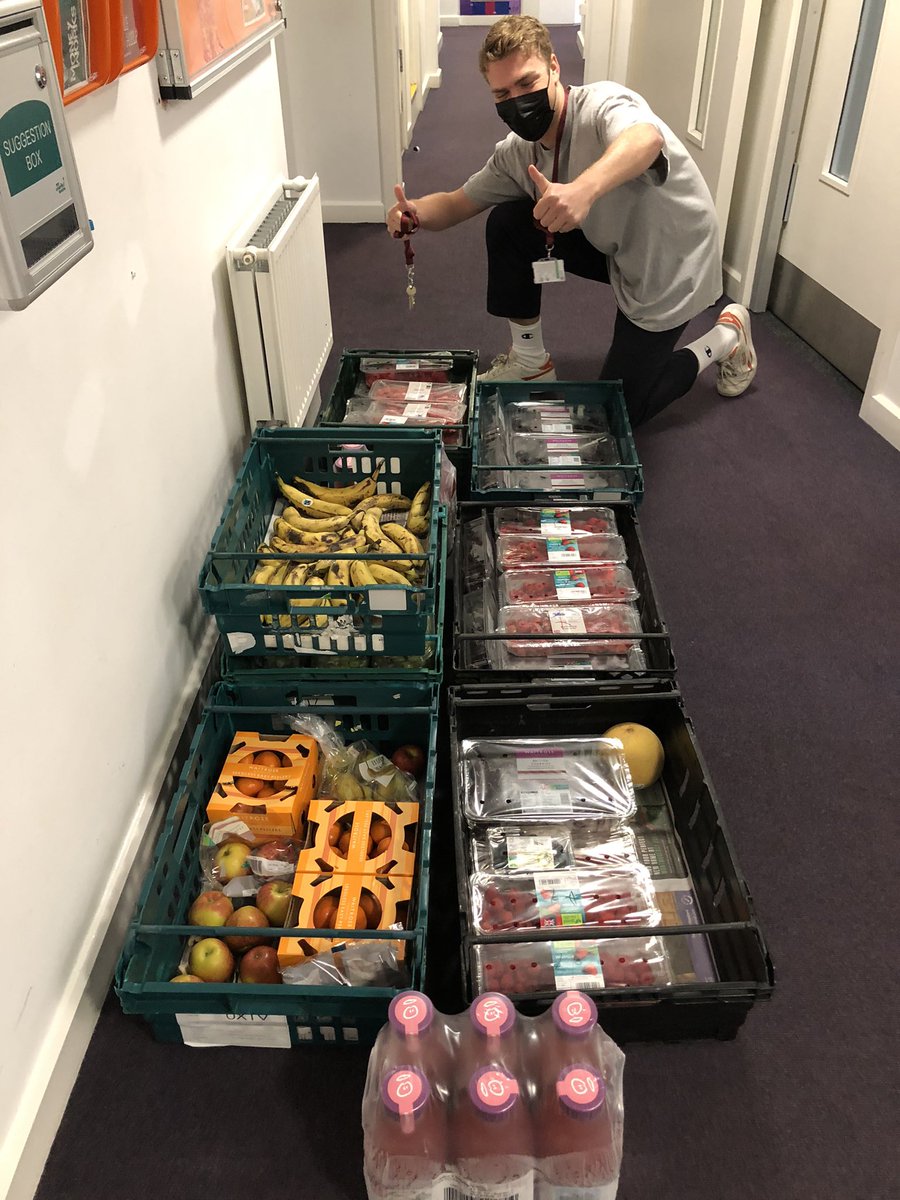 gordonCardinalH's tweet photo. Hello people! Have you missed me? I’ve been to Twycross Zoo to visit the cousins. The splendid Rob from @felixprojectuk delivered some gorgeous fruit for our hostel here @CardinalHumeCHC today. You may have noticed the incredibly shy Dan not showing off at all! 🙄 https://t.co/qfuu7FUwhx