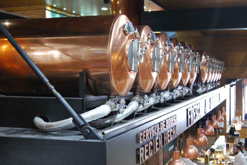 MuellerCompany's tweet photo. To be honest? We think our serving beer tanks are looking great.😍 But above all, they are keeping the beer at the perfect temperature! 🍺 Whether they are installed above the bar, in the middle of the pub or or at a festival. https://t.co/aX1aeKDpZd https://t.co/pWxFctLYIF