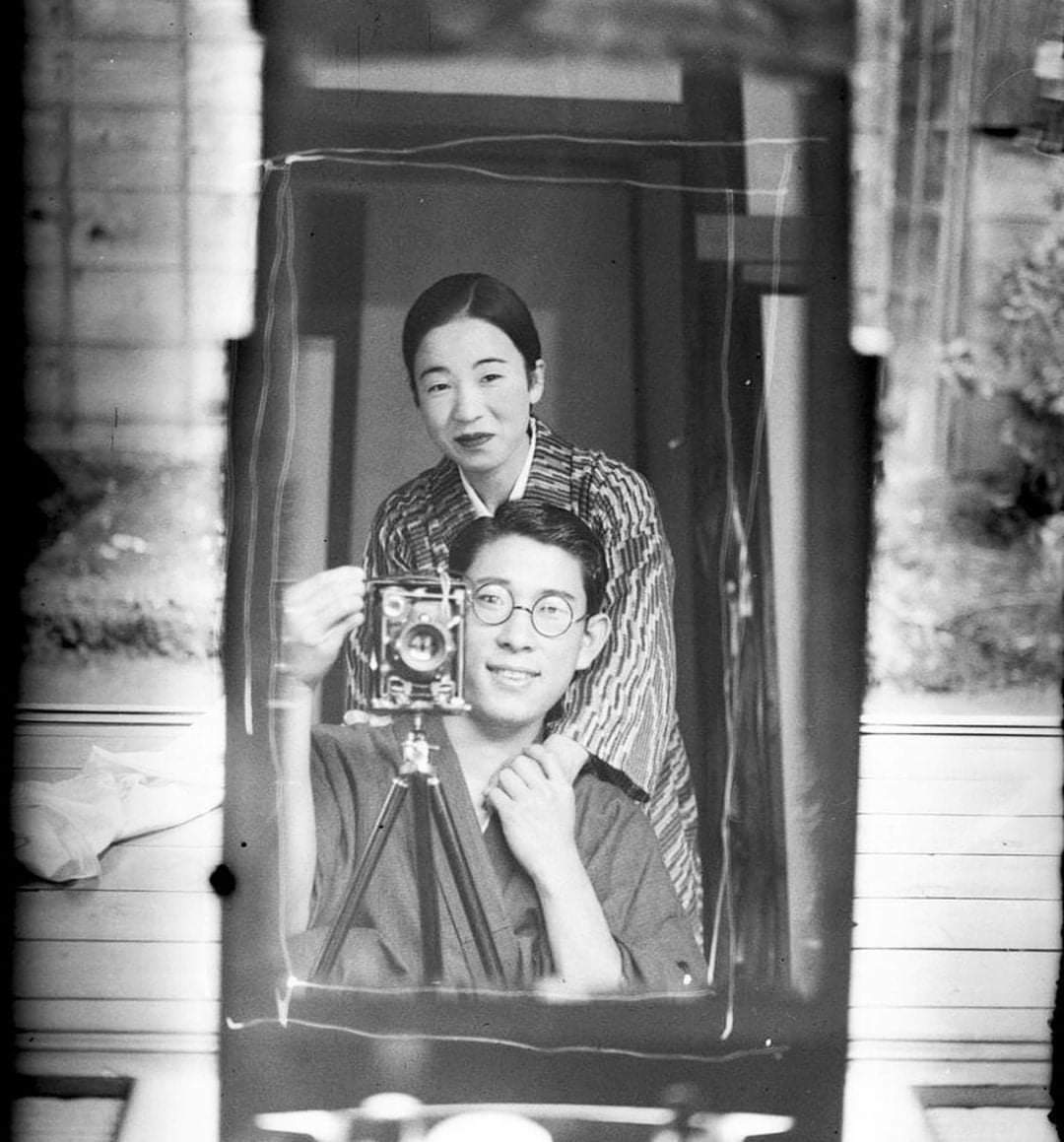 Couple's mirror selfie taken over a hundred years ago in Japan, 1920.

#archaeohistories