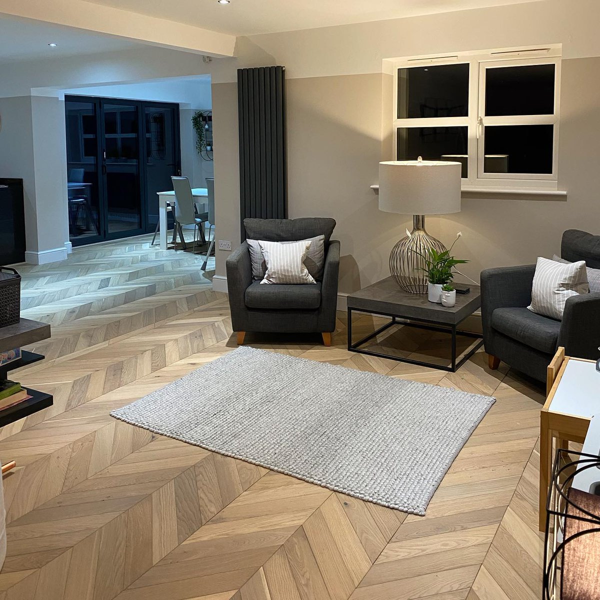 Create a stylish yet warm and inviting space with our Cambridge Chevron Bavarian Oak Engineered Wood Flooring 😍

It looks amazing in 2thenext_chapter's open plan space 🙌

🛒 Order your Free Samples today! 
👉 bit.ly/3Bws8RB

#ChevronFlooring #Chevron #EngineeredWood