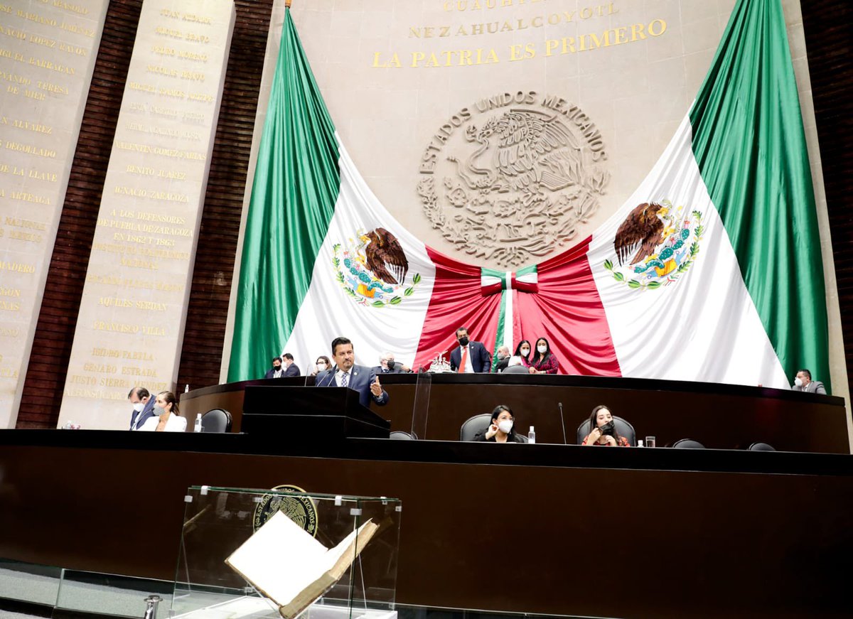 RobertoCaLopezG's tweet photo. A las 4.45 de la mañana subí a tribuna para señalar un error de técnica legislativa en la ley de juicio político, no se debe procesar solamente con datos e indicios.

Los diputados del gobierno votaron en contra de la reserva porque no quieren respetar nuestra constitución https://t.co/PGi6Ugfmiq