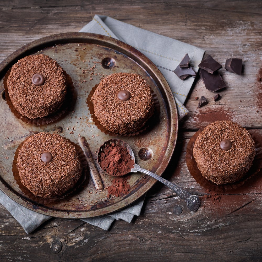 BothamsofWhitby's tweet image. #gettingtoknow #bothamsbakes 😋

Chocolate Japs || Sandwich together 2 almond &amp;amp; hazelnut #macaroon meringue biscuits with chocolate buttercream, encase the 'sandwich' with more buttercream &amp;amp; coat in chocolate sprinkles. Top with Chocolate 'B' Button!👌

➡️botham.co.uk/chocolate-japo…