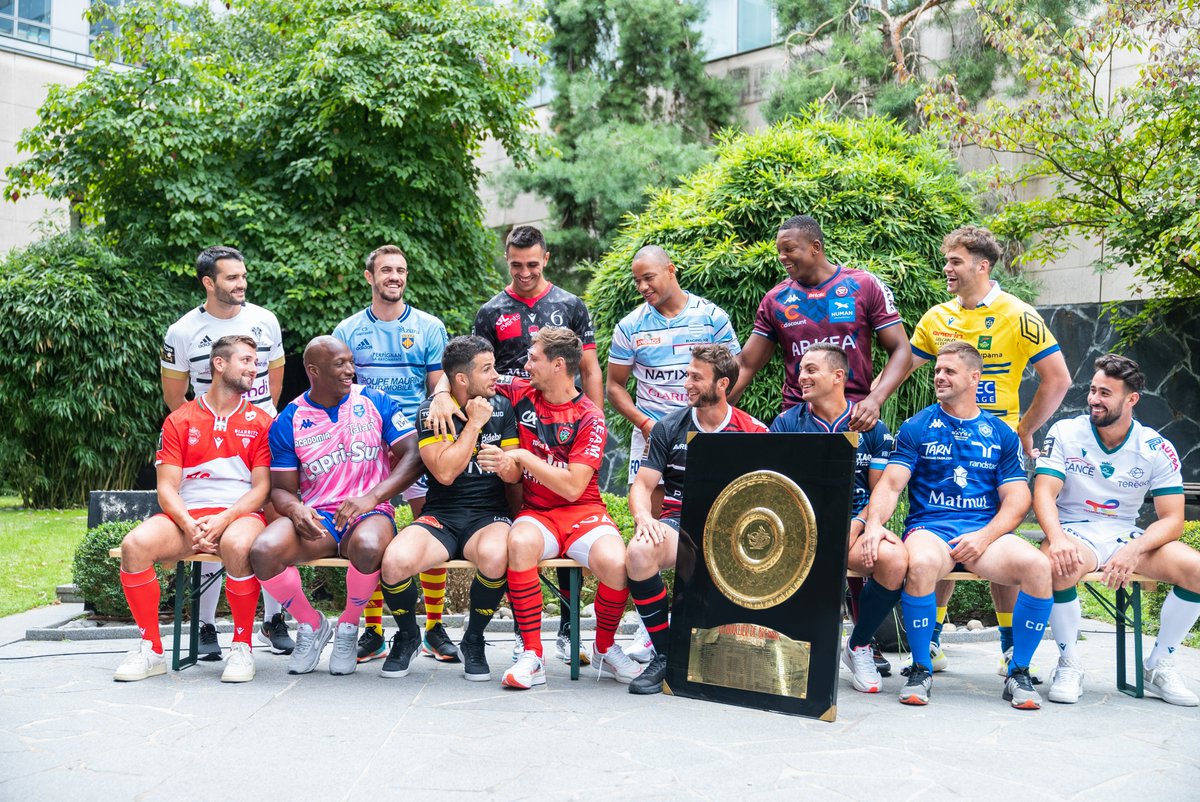 top14rugby's tweet photo. #TOP14
C'est la rentrée et les élèves semblent déjà bien dissipés 🎒😅

Mesdames et Messieurs, voici la photo officielle de la saison 2021/2022 de TOP 14 !

📸 : @Valentinant__ https://t.co/pOqBfT7DWl