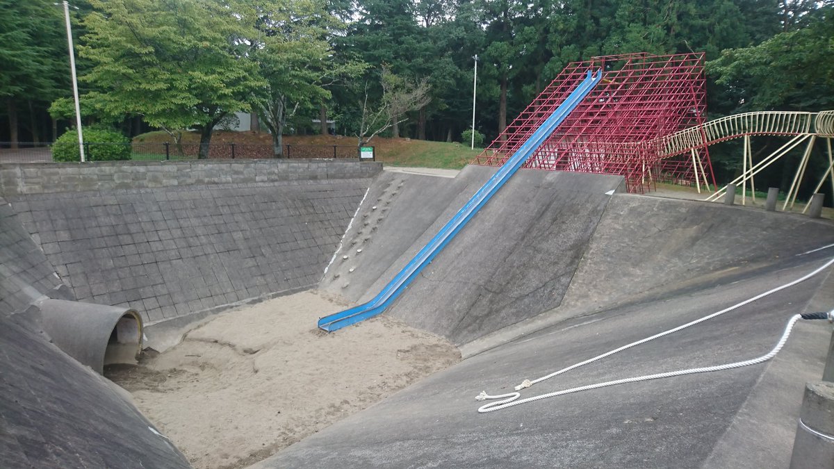 ToLA9000's tweet photo. 仙台にここまで斬新な公園あったとは。

世界線ズレたようなパラレル感。山頂天空の前時代遺跡的。地上地下合計２００ｍのコース。安全性を疑う遊具。
周囲細部もたまらん魅力。向山中央公園。 https://t.co/S8LLEEXcxI