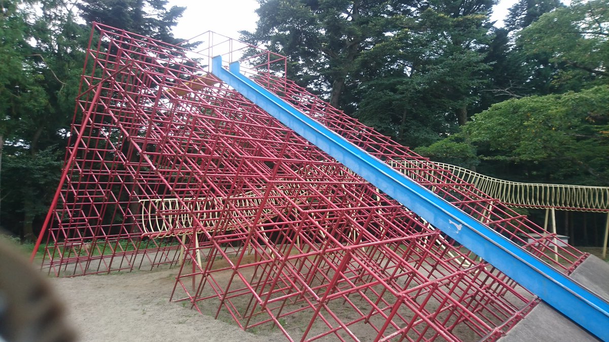 ToLA9000's tweet photo. 仙台にここまで斬新な公園あったとは。

世界線ズレたようなパラレル感。山頂天空の前時代遺跡的。地上地下合計２００ｍのコース。安全性を疑う遊具。
周囲細部もたまらん魅力。向山中央公園。 https://t.co/S8LLEEXcxI