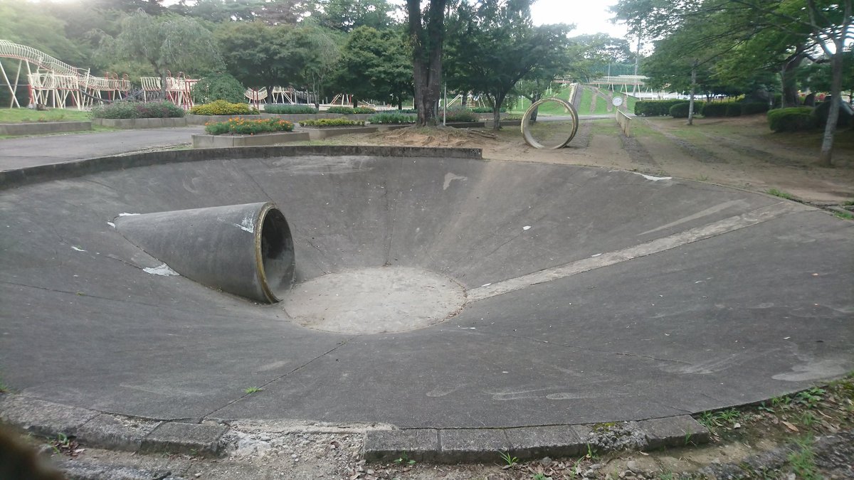 ToLA9000's tweet photo. 仙台にここまで斬新な公園あったとは。

世界線ズレたようなパラレル感。山頂天空の前時代遺跡的。地上地下合計２００ｍのコース。安全性を疑う遊具。
周囲細部もたまらん魅力。向山中央公園。 https://t.co/S8LLEEXcxI