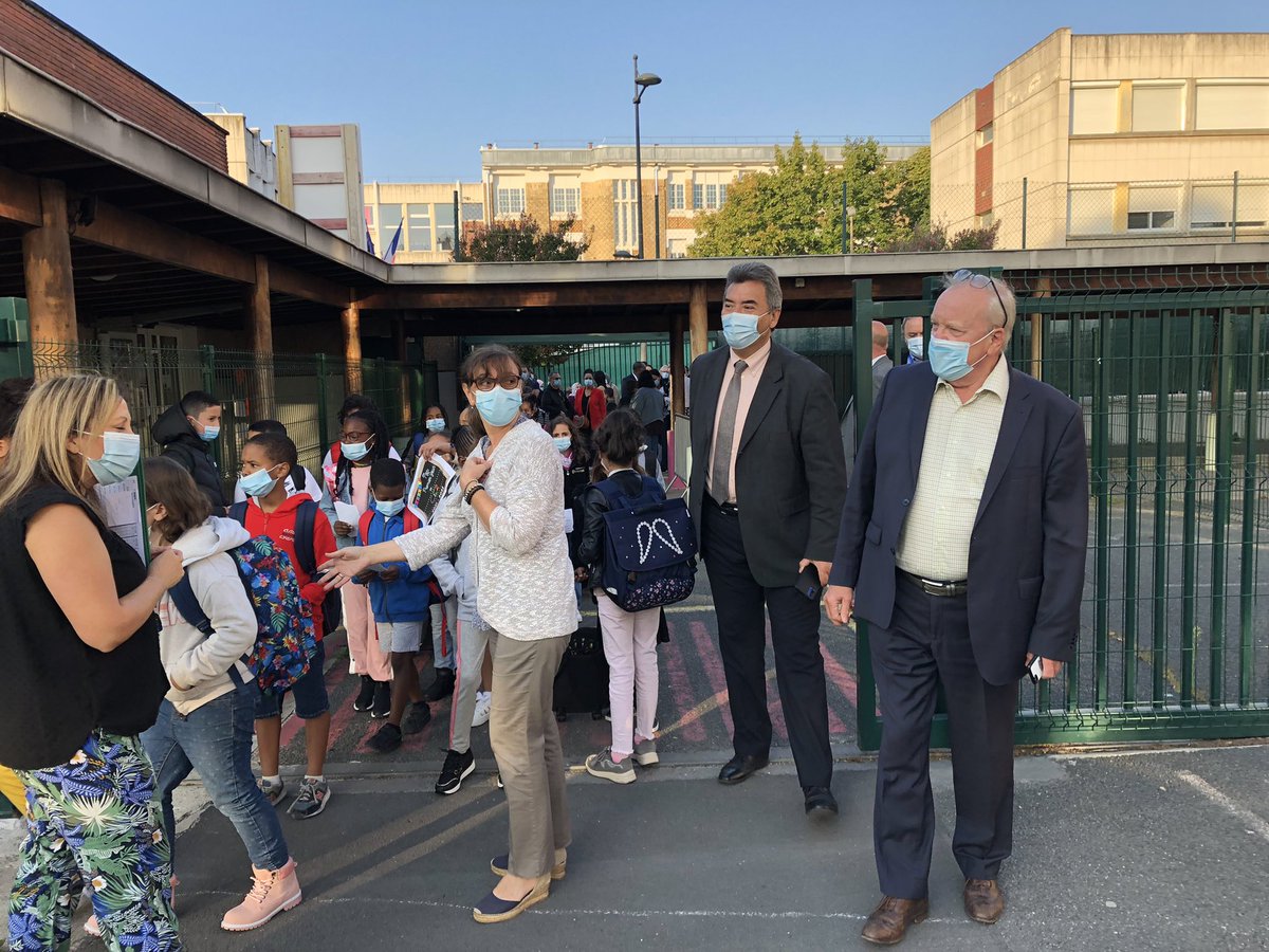 GMothron's tweet photo. Rentrée, ce matin, pour tous les élèves et pour les agents des écoles de la @VilleArgenteuil. 
Bravo aux équipes qui ont travaillé tout l’été pour la préparer et offrir les meilleures conditions d’études et de travail.
Bonne rentrée et bonne année à toutes et à tous! https://t.co/3vWPsLsFII